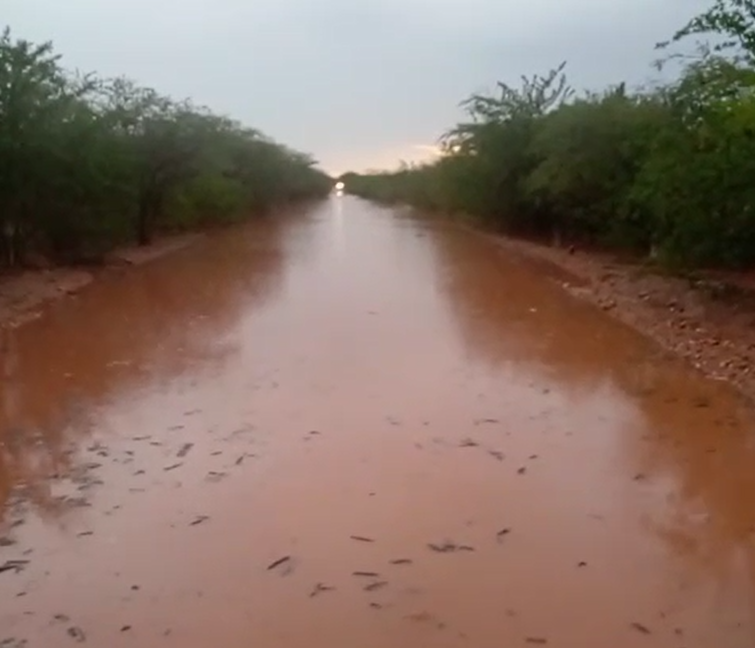 Riacho transborda após fortes chuvas e prejudica tráfego em estrada de terra na Reta do Mirim, em Petrolândia