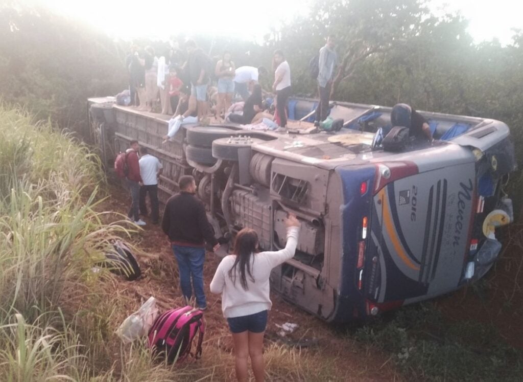 Ônibus que seguia de São Paulo para Pernambuco tomba em Minas Gerais e deixa dois mortos