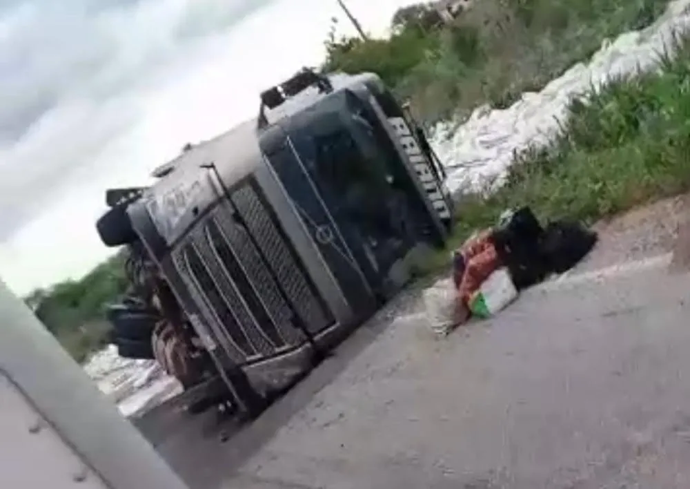 Carreta tomba na PE-390 entre Floresta e Serra Talhada