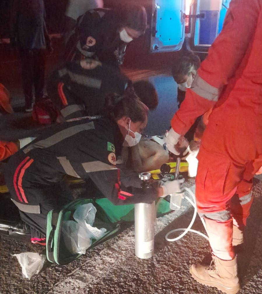 Homem fica gravemente ferido após cair de caminhão carregado de melancias na BR-110, em Petrolândia