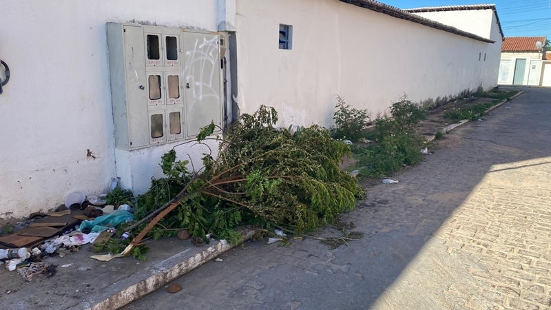 Moradores pedem limpeza de lixo e entulhos na Rua Getúlio Vargas, em Petrolândia