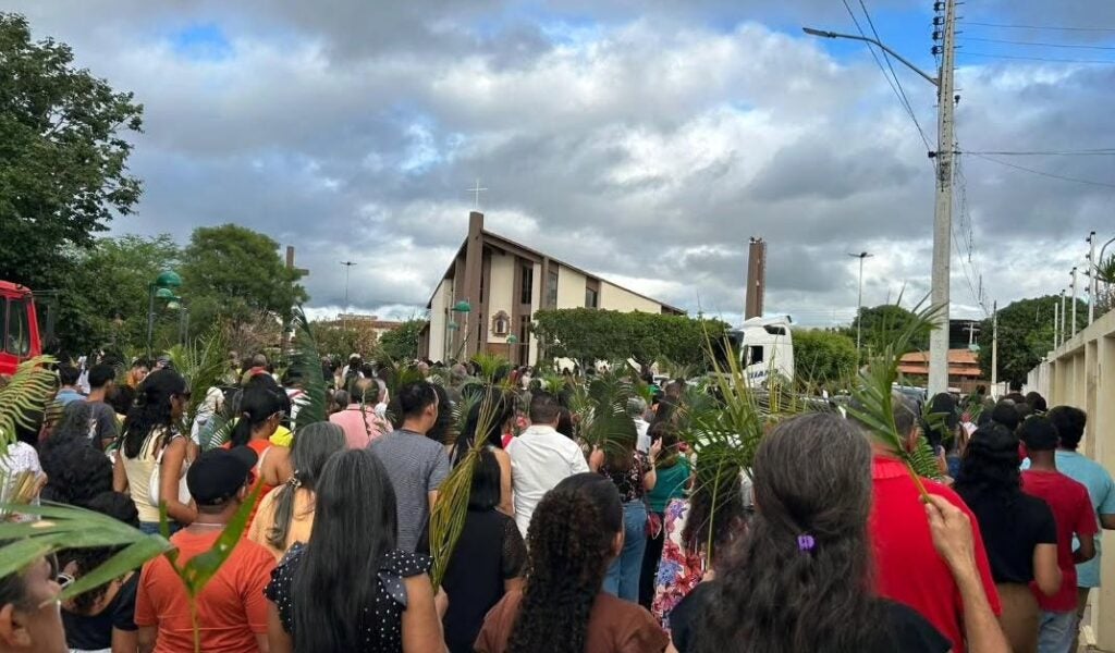 Multidão de fiéis lota celebrações de Domingo de Ramos em Petrolândia