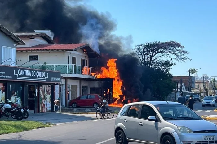 Avião de pequeno porte cai sobre restaurante no RS e deixa quatro mortos; Veja vídeo