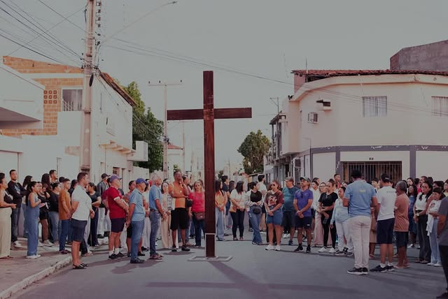 Centenas de fiéis participam da Via Sacra da Sexta-feira Santa até a Serrota em Petrolândia