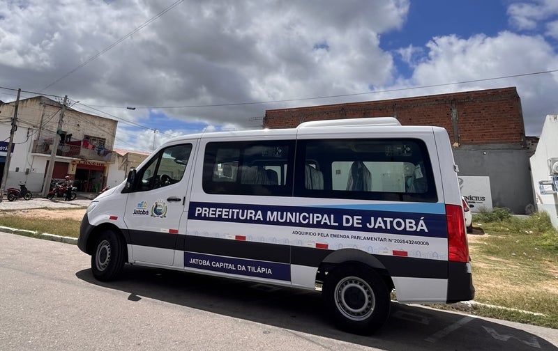 Prefeitura de Jatobá recebe van adaptada por meio de emenda do deputado Clodoaldo Magalhães