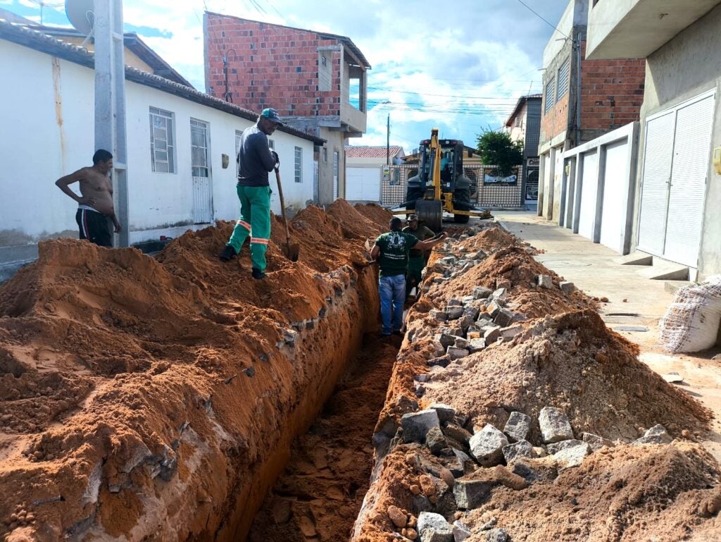 Obra de desvio da rede de esgoto na quadra 09 é iniciada e traz alívio para moradores em Petrolândia (PE)