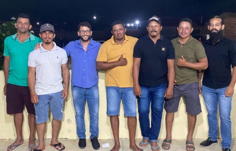 A convite do grupo Santo Expedito, João Thiago prestigia a abertura da novena no Bairro Nova Esperança em Petrolândia-PE