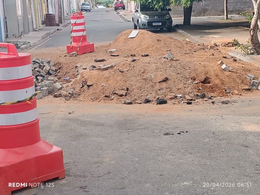 Alô COMPESA! Após conserto de vazamento, moradores denunciam rua danificada há mais de três semanas sem reparo em Petrolândia