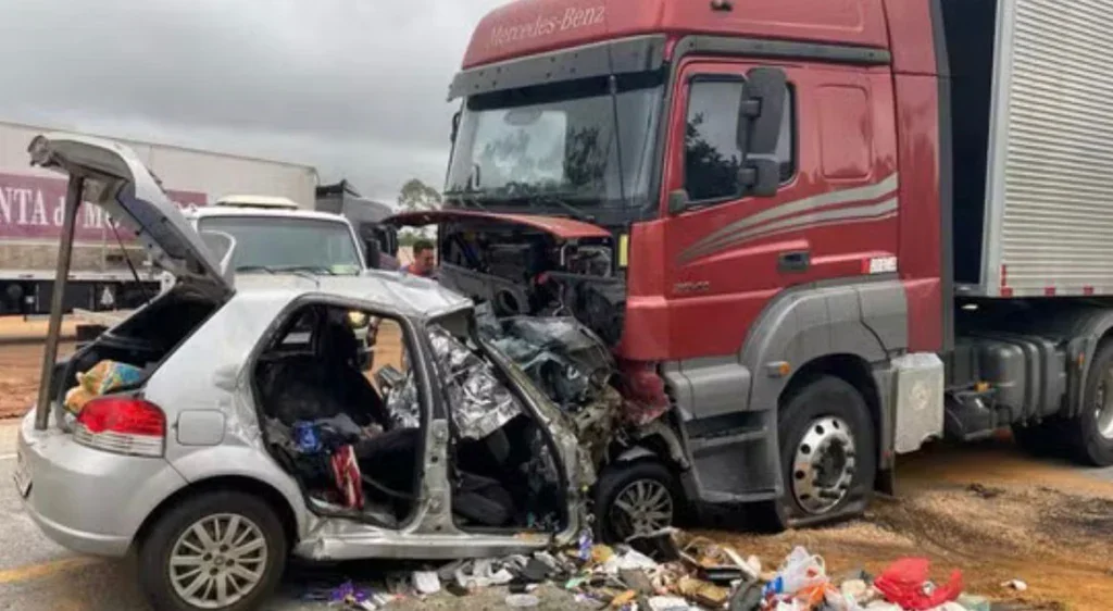Tragédia na BR-251: seis pessoas de Delmiro Gouveia, incluindo criança de 3 anos, morrem em colisão com carreta em Minas Gerais