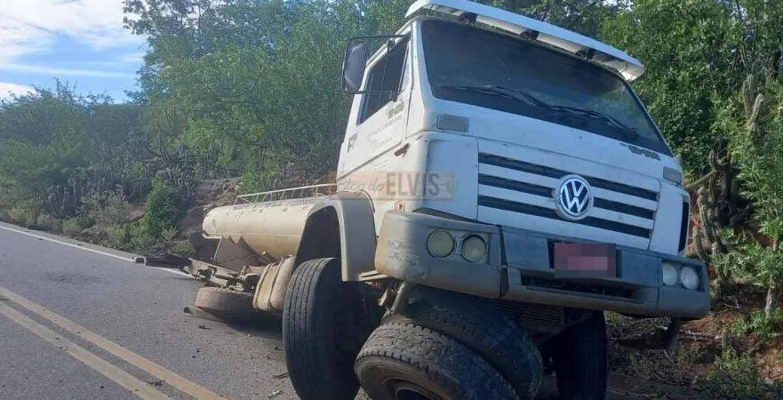 Acidente entre caminhão-pipa e carreta deixa homem ferido na PE-360 em Floresta, PE