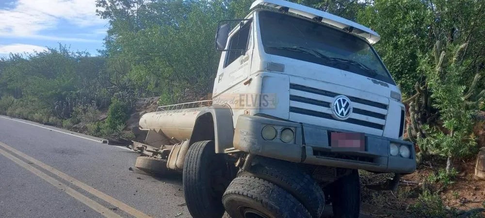 Acidente entre caminhão-pipa e carreta deixa homem ferido na PE-360 em Floresta, PE