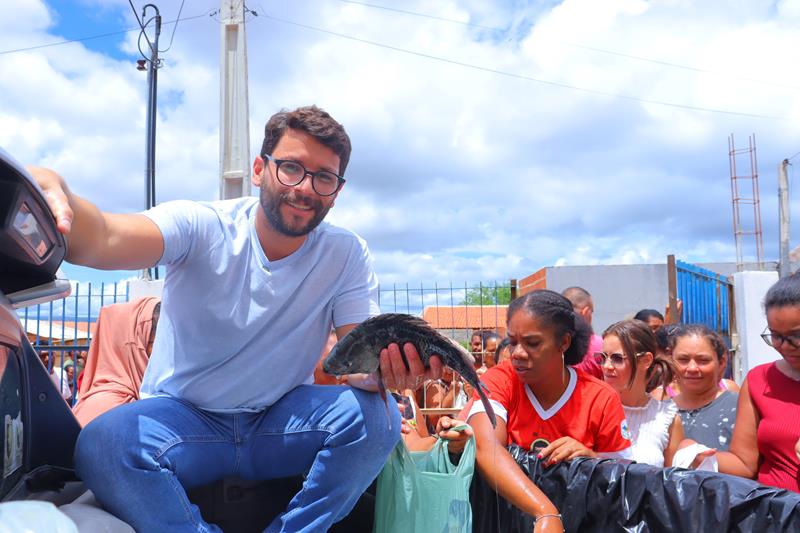 João Thiago realiza entrega de 400kg de peixes e beneficia famílias em ação solidária em Petrolândia