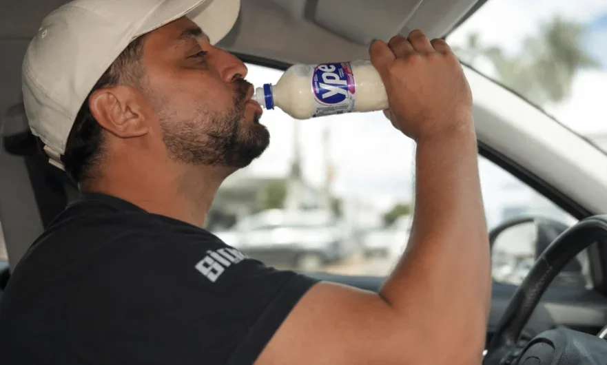 Homem que viralizou “bebendo” detergente Ypê revela que líquido era iogurte de coco