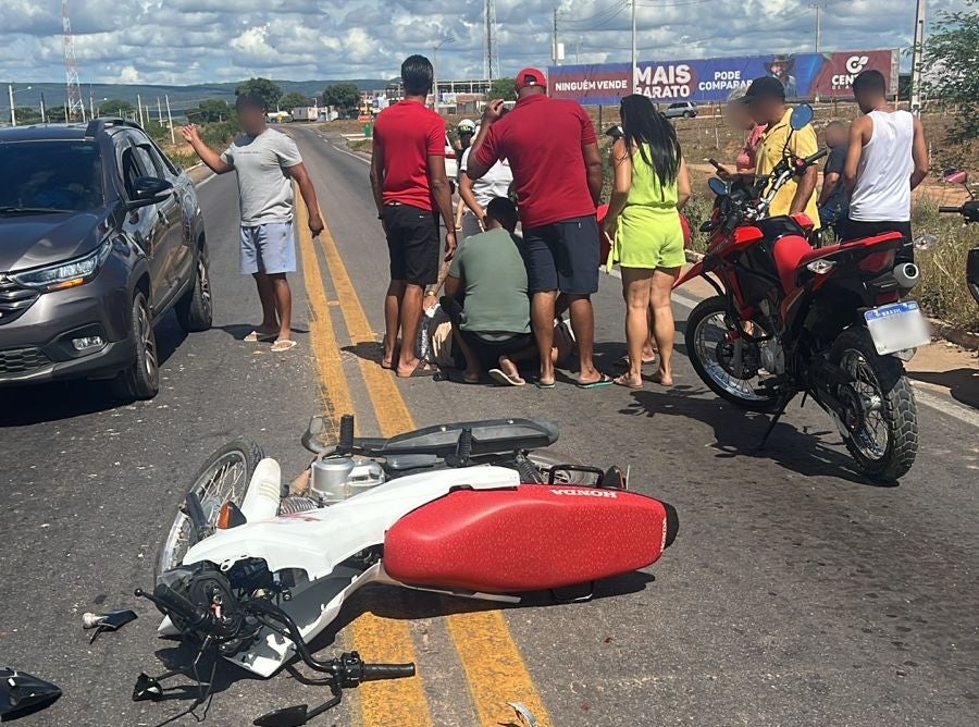 Motociclista fica ferida após colidir na traseira de carro na BR-316, em Petrolândia