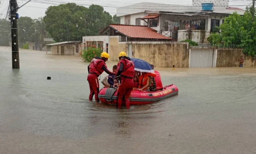 Bombeiros resgatam 22 pessoas ilhadas