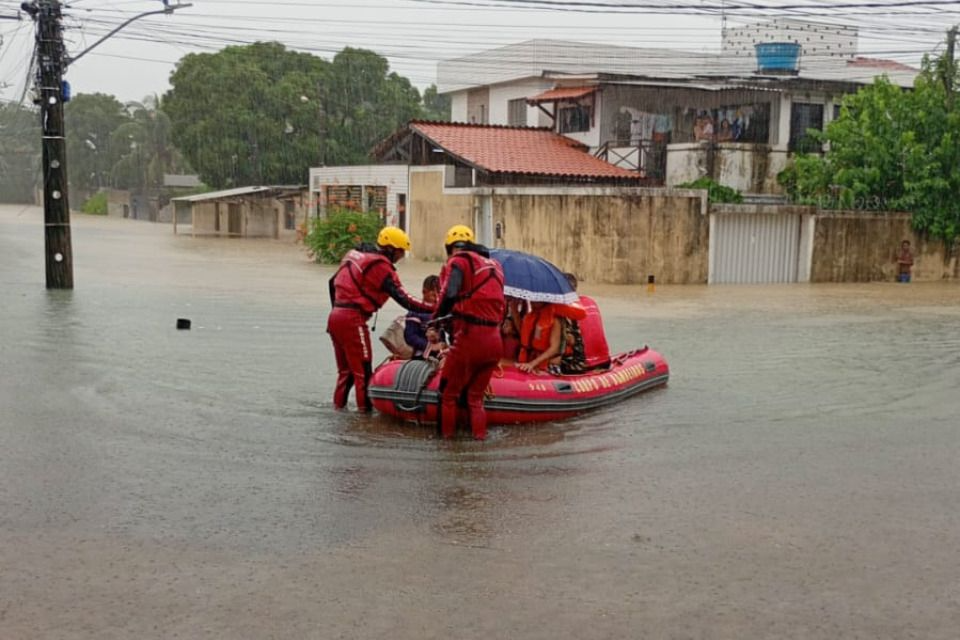 Bombeiros resgatam 22 pessoas ilhadas