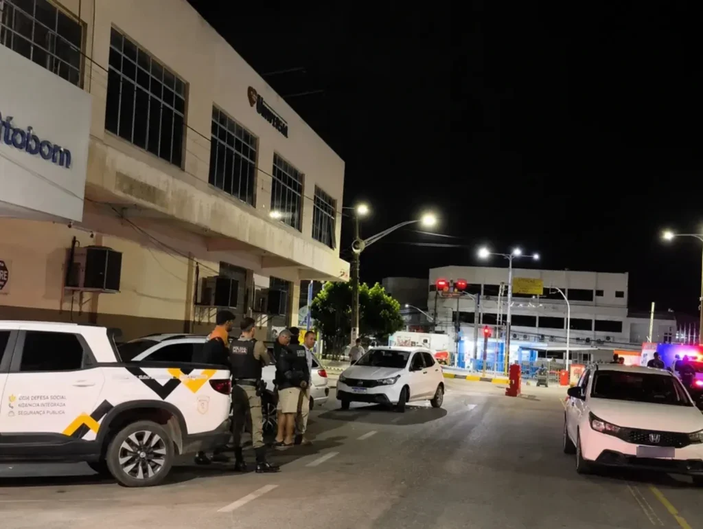 Policial civil mata dois colegas de farda dentro de carro em Delmiro Gouveia (AL)