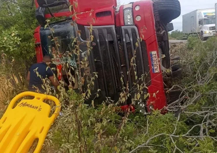 Motorista tomba carreta carregada de milho na PE-360 entre Floresta e Ibimirim