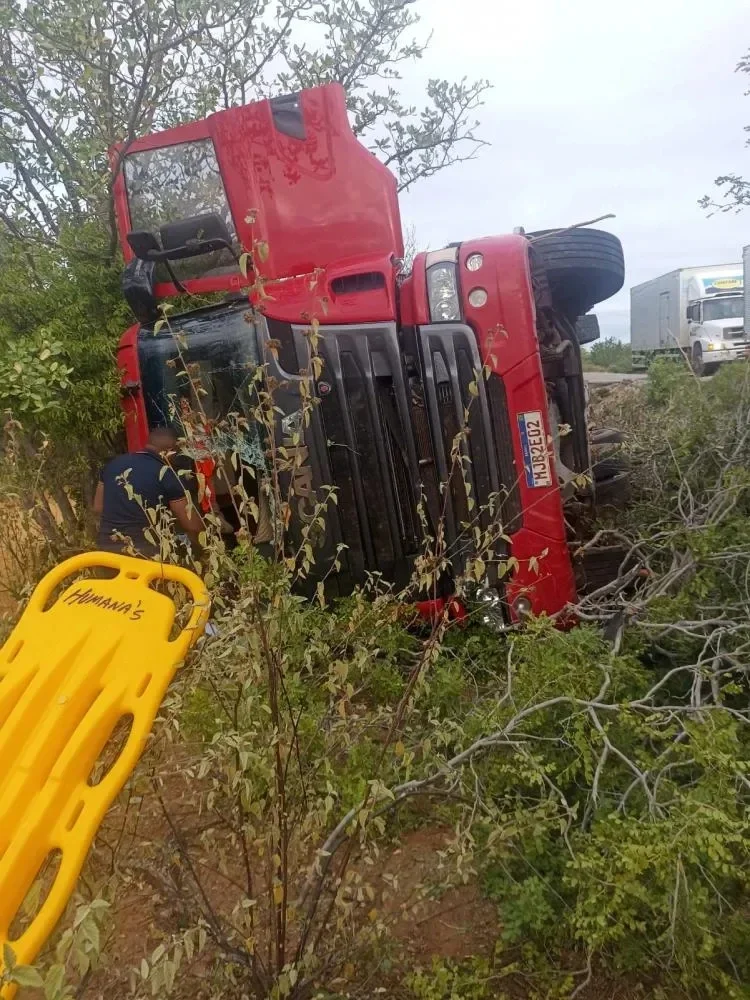 Motorista tomba carreta carregada de milho na PE-360 entre Floresta e Ibimirim