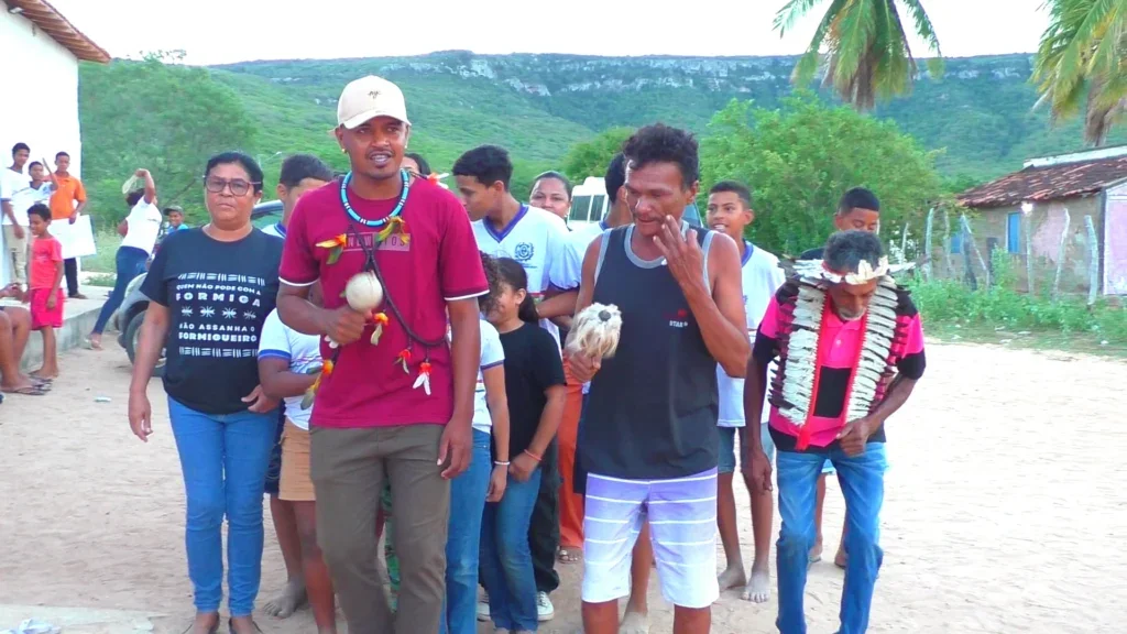 Ato com Toré cobra soluções para falta de água em aldeia indígena de Jatobá após operação da Compesa