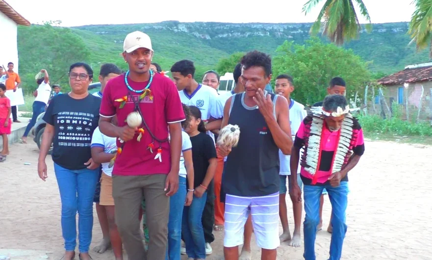 Ato com Toré cobra soluções para falta de água em aldeia indígena de Jatobá após operação da Compesa