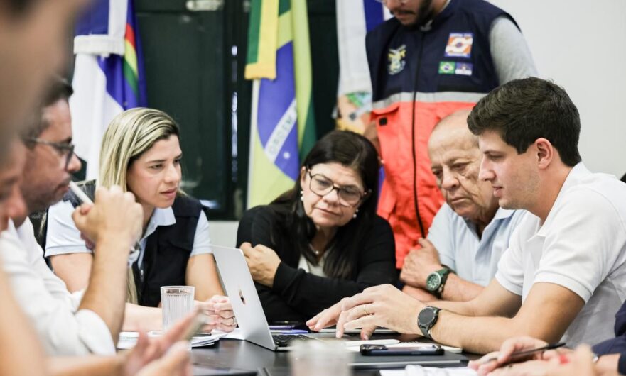 João Campos reúne prefeitos e anuncia que vai pedir a Lula recursos para projetos de prevenção às chuvas em municípios afetados