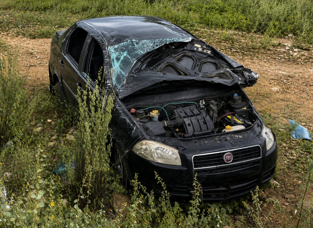 Motorista escapa com vida após carro capotar na PE-390 em Floresta, PE