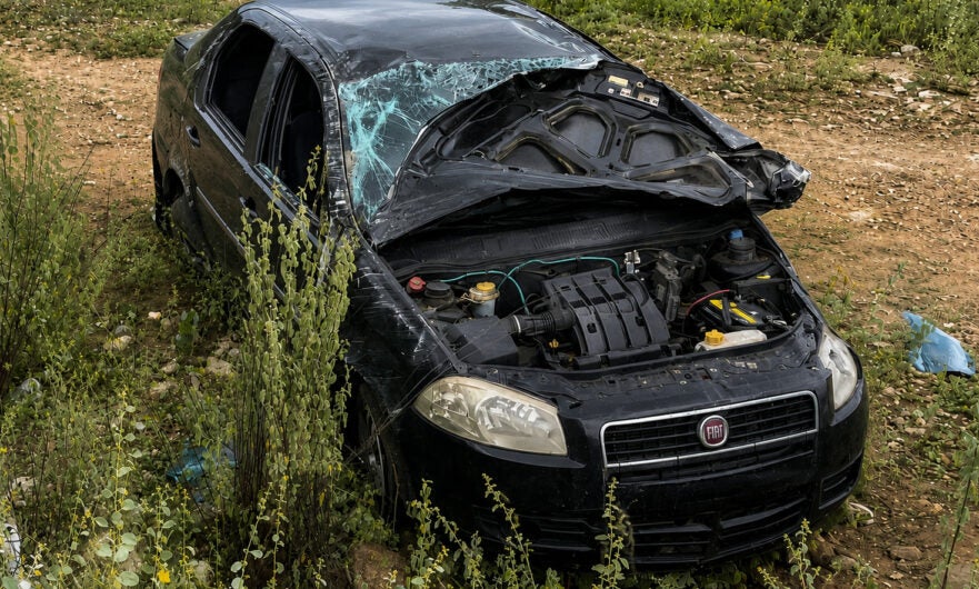 Motorista escapa com vida após carro capotar na PE-390 em Floresta, PE