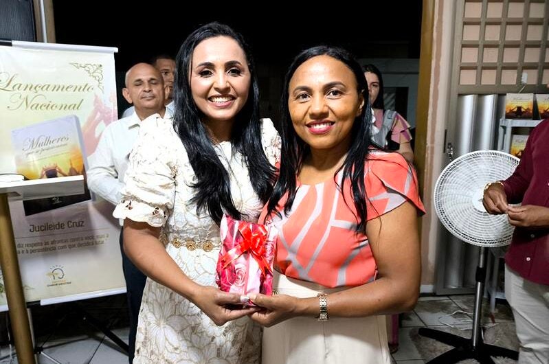 Escritora cristã e pastora Jucileide Cruz realiza lançamento nacional do livro “Mulheres que se Posicionam” em noite marcada por fé e emoção em Petrolândia