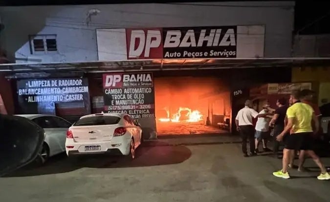 Incêndio atinge loja de peças e serviços automotivos em Paulo Afonso; veículos são consumidos pelas chamas