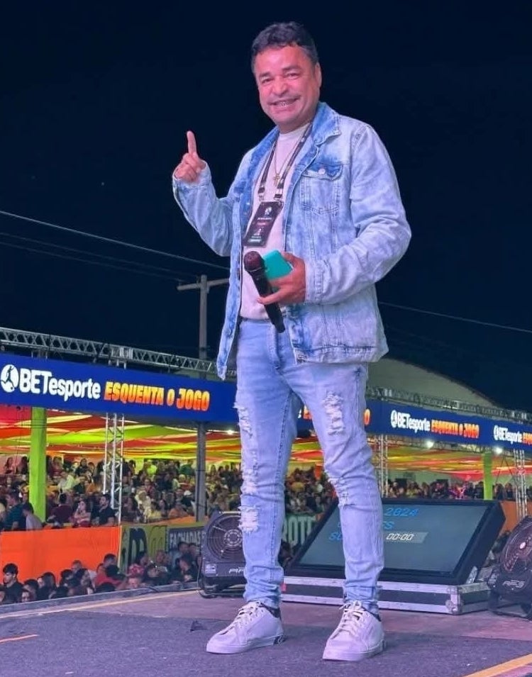 Locutor Márcio Pressão celebra mais um ano de vida e recebe homenagens em Petrolândia