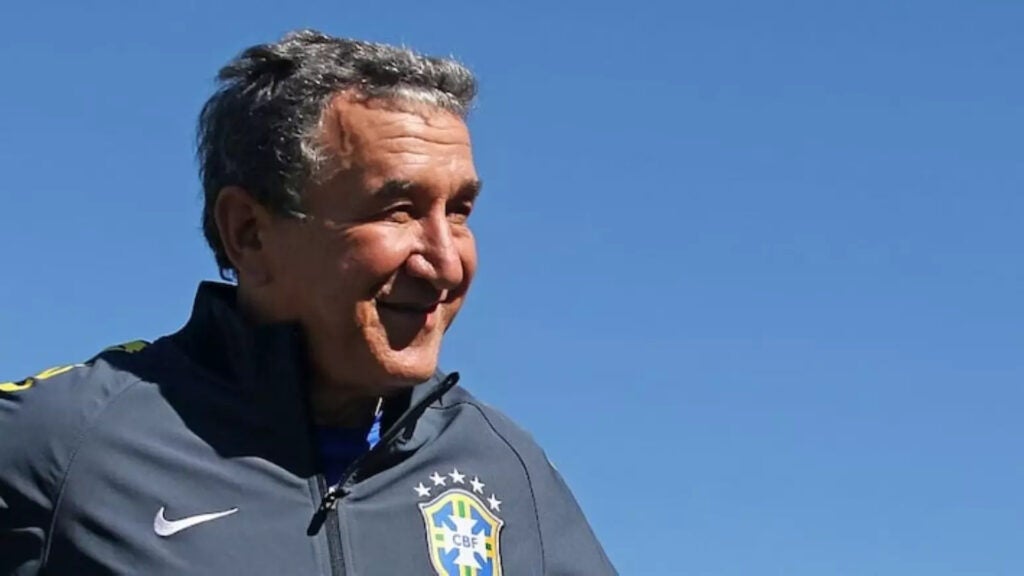 Técnico do tetra do Brasil, Parreira está na UTI com inflamação pulmonar e respira com ajuda de aparelhos
