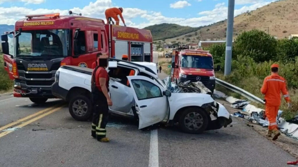 Dois padres ficam feridos após acidente na BR-232, em Serra Talhada