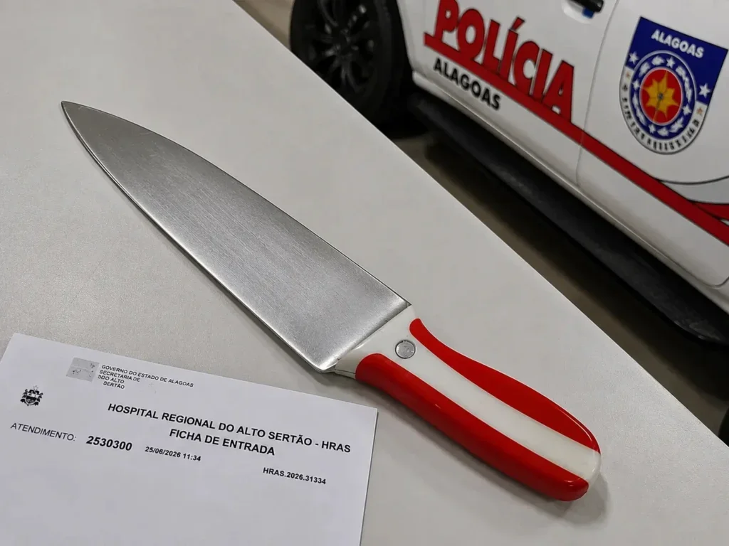 Mulher é encontrada escondida embaixo de cama após esfaquear companheiro em Delmiro Gouveia