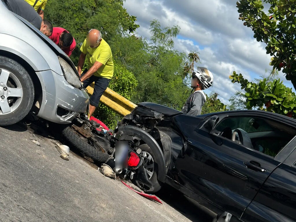 Paulo Afonso: acidente na ponte BTN–Centro deixa moto completamente esmagada entre dois carros