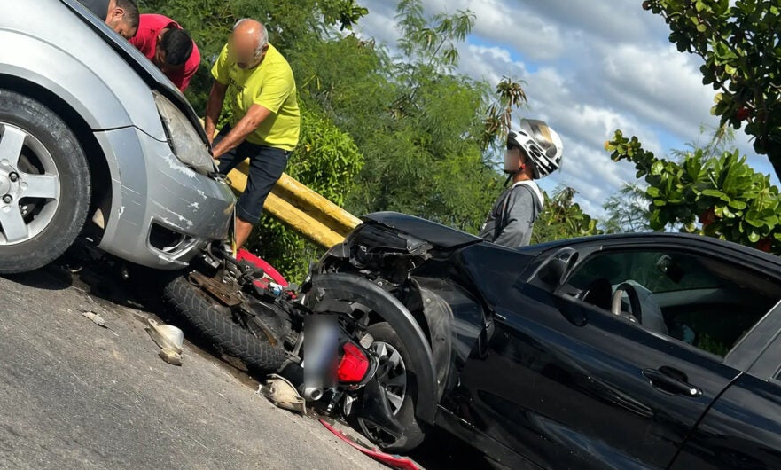 Paulo Afonso: acidente na ponte BTN–Centro deixa moto completamente esmagada entre dois carros