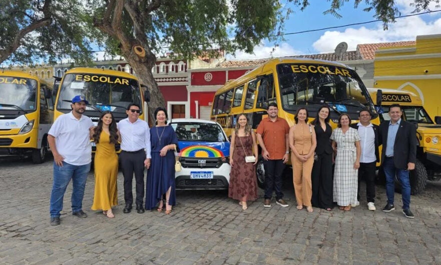 Prefeitura entrega ônibus escolares e veículos durante os 119 anos de Floresta