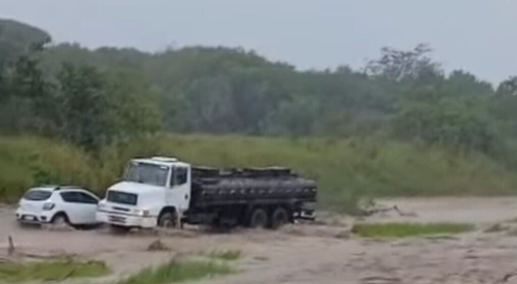 Enxurrada bloqueia BR-101 e causa transtorno em trecho entre Paraíba e Pernambuco