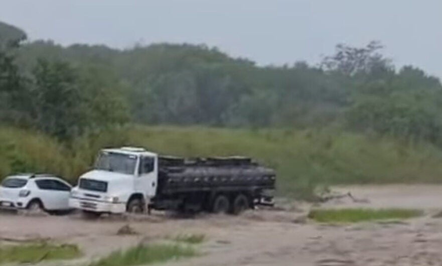 Enxurrada bloqueia BR-101 e causa transtorno em trecho entre Paraíba e Pernambuco