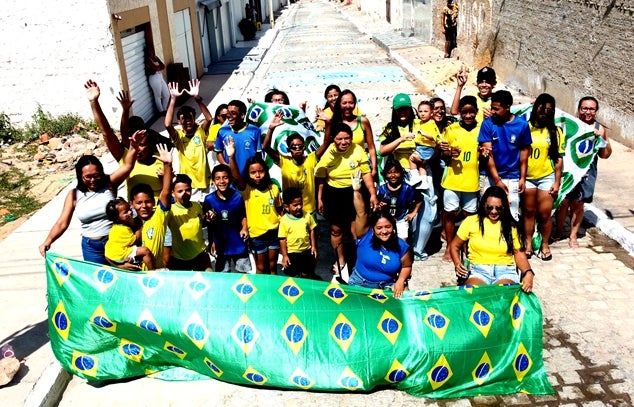 Moradores da Quadra-04 dão show de criatividade e deixam rua pronta para torcer pelo Brasil na Copa em Petrolândia