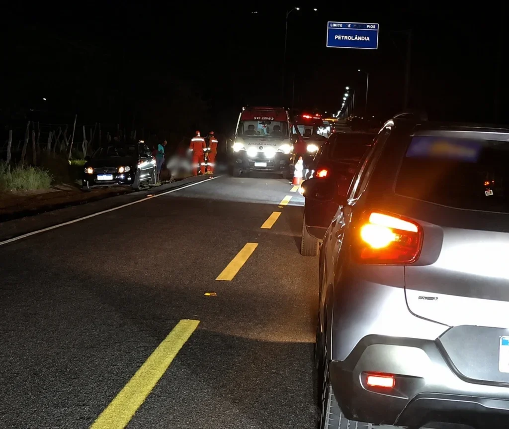 Motorista de caminhão foge após colisão com motocicleta na BR-316, em Petrolândia; mulher fica gravemente ferida