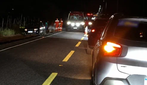 Motorista de caminhão foge após colisão com motocicleta na BR-316, em Petrolândia; mulher fica gravemente ferida