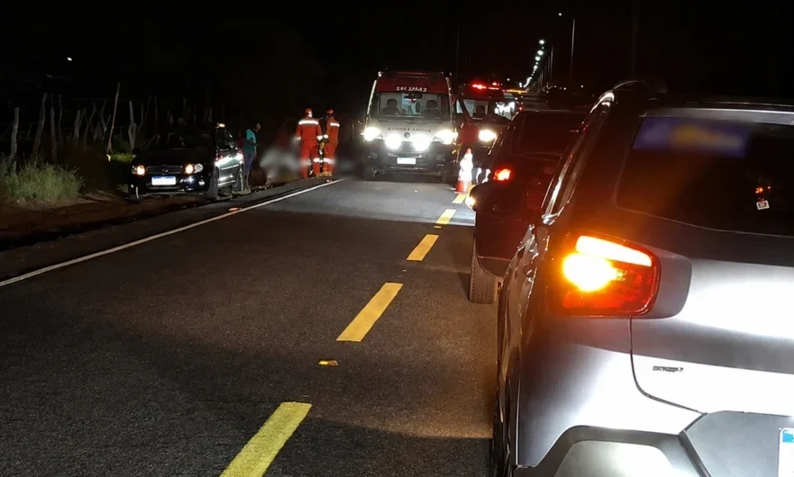 Motorista de caminhão foge após colisão com motocicleta na BR-316, em Petrolândia; mulher fica gravemente ferida