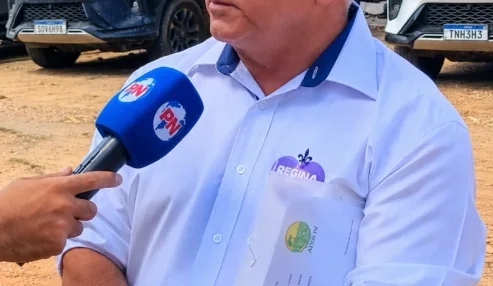 Presidente da Agrovila Margarida Alves entrega reivindicação à governadora Raquel Lyra por melhorias em estrada vicinal de Tacaratu
