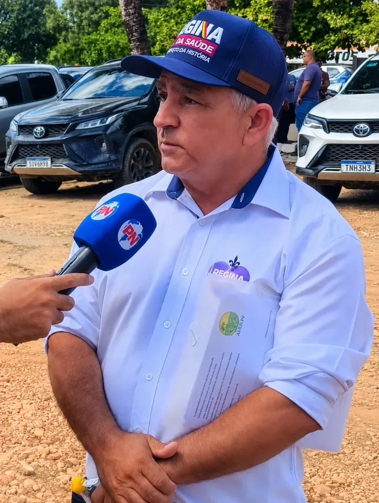 Presidente da Agrovila Margarida Alves entrega reivindicação à governadora Raquel Lyra por melhorias em estrada vicinal de Tacaratu