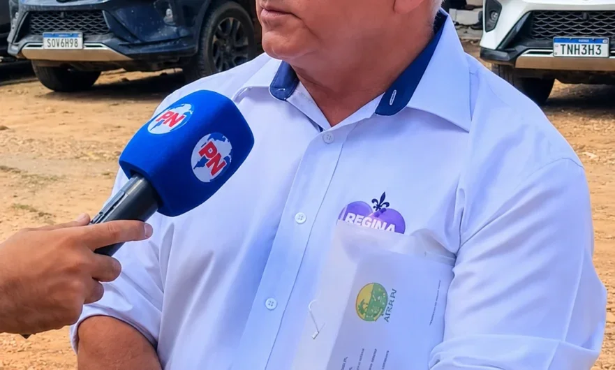 Presidente da Agrovila Margarida Alves entrega reivindicação à governadora Raquel Lyra por melhorias em estrada vicinal de Tacaratu