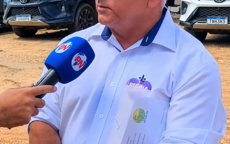 Presidente da Agrovila Margarida Alves entrega reivindicação à governadora Raquel Lyra por melhorias em estrada vicinal de Tacaratu