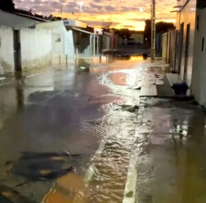 Vazamento em rede de distribuição interrompe abastecimento de água em Petrolândia nesta sexta-feira (10)