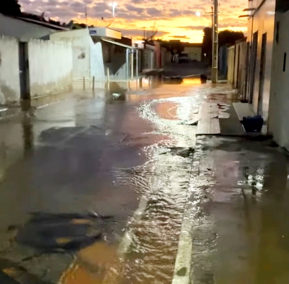 Vazamento em rede de distribuição interrompe abastecimento de água em Petrolândia nesta sexta-feira (10)