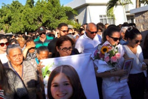 População aplaude Valentina durante cortejo; imagens dos pais e amigos marcam Serra Talhada